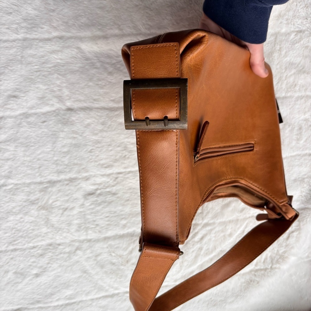 Vintage Veneto Cognac Brown Shoulder Bag | Y2K Minimalist Buckle Strap - Picture 10 of 13